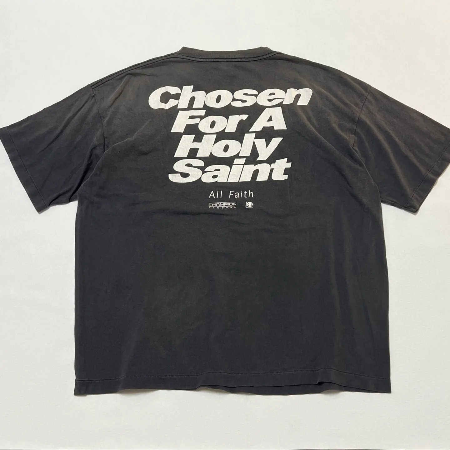 SAINT Mxxxxxx CHOSEN SS TEE/BLK Burst pattern/fingerprint print Chosen Tee Washed black S-XL Look for cylindrical fabrics without side seams. Don’t buy open-width fabrics anymore. It’s boring. Assute garment dyeing. Spray the whole piece with Ma Liu. Re-spray heavy fade. Collar and cuffs are frayed. Many places are broken. Authentic grade printing restored. Original consistent main mark/wash mark/with little angel anti-counterfeiting label.